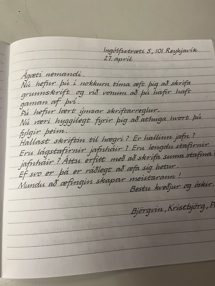 Handskriven text i skrivstilsbok